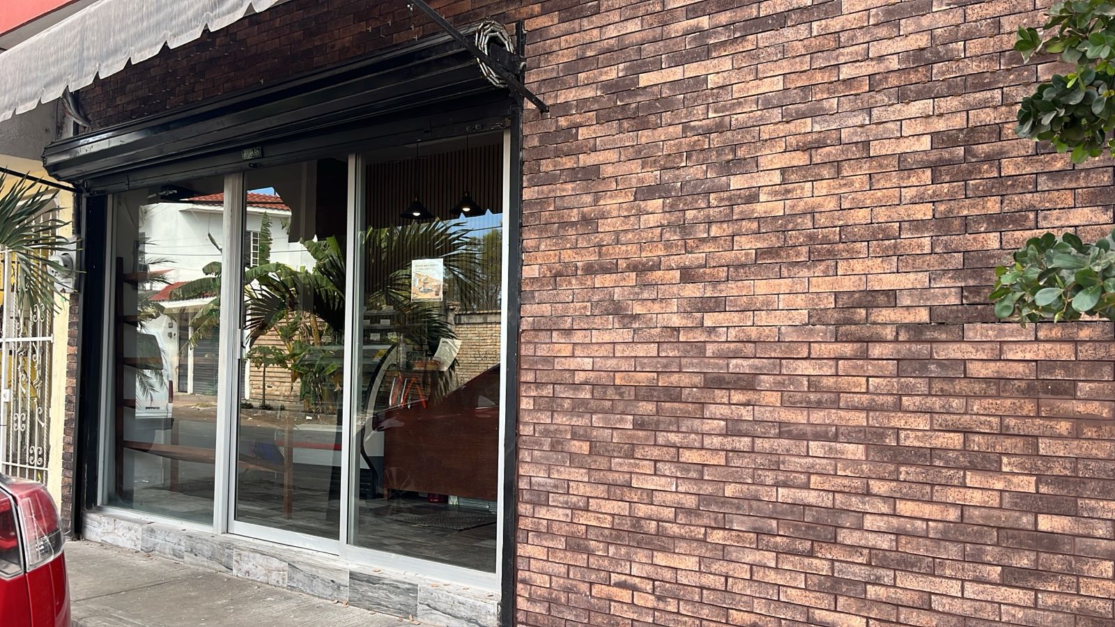 Fachada de ladrillo de Panificadora Estrella en la calle Ures, Tepic