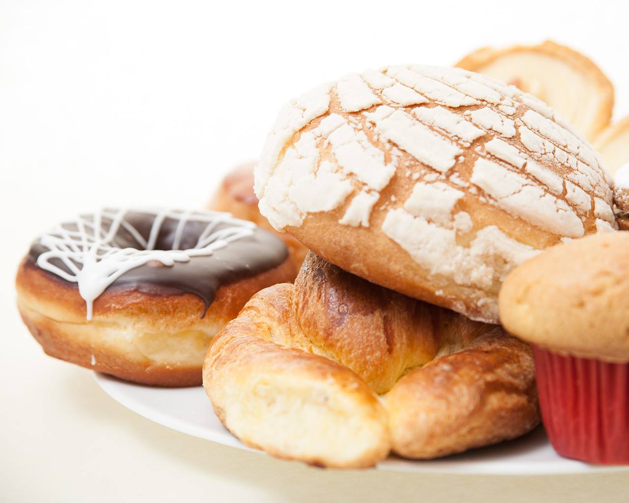 Conchas, croissants y pan dulce recién horneados de Panificadora Estrella